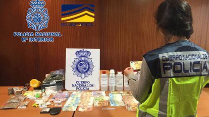 Desmantelada una organización internacional dedicada a la venta de billetes falsificados por Internet.