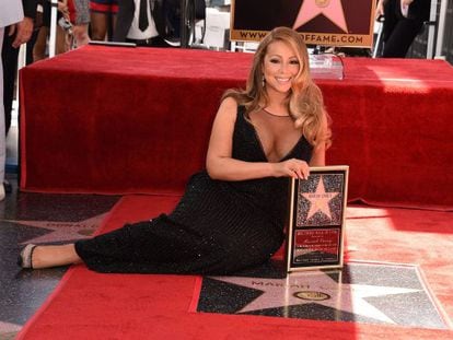 Mariah Carey, en el paseo de la fama de Hollywood con su estrella. Cuando está en el escenario exige que no haya ninguna otra mujer por ahí. Ella sabrá por qué...