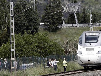 Agentes de polic&iacute;a en Berrioplano, donde una ni&ntilde;a ha muerto este s&aacute;bado atropellada por un tren. 