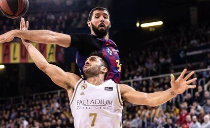 Mirotic y Campazzo pelean por el balón.