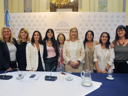 Diputadas y activistas argentinas adhieren en el Congreso a la huelga de mujeres.