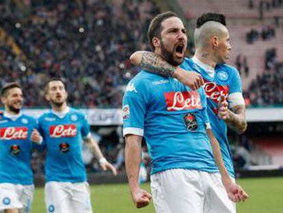 Higuaín celebra un gol junto a Hamsink.