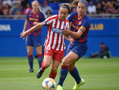 Amanda i Alexia Putellas lluiten per la pilota en el Barça-Atlètic de la Lliga.