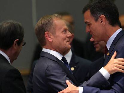 Pedro Sanchez saluda al presidente del Consejo Europeo Donald Tusk en la cumbre de ayer. 