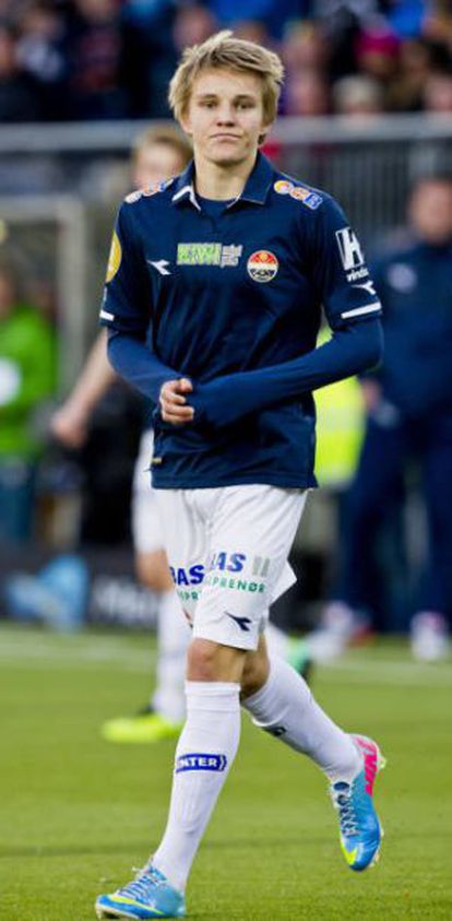 Martin Odegaard con la vestimenta de su equipo hasta ahora, el Stromsgodset.