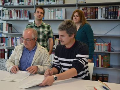 Xabier Olano y Juantxo Iturria, portavoces de EH Bildu y Podemos en las Juntas de Gipuzkoa, respectivamente, firman la solicitud de crear una comisi&oacute;n de estudio sobre la incineraci&oacute;n.