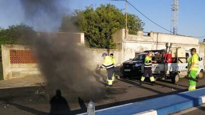 Operarios trabajan en la limpieza de las calles de La Línea tras los disturbios.