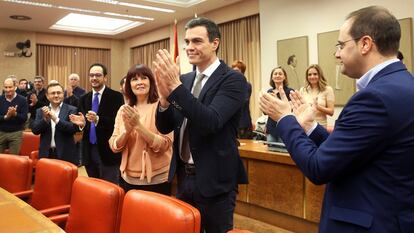 Pedro Sánchez es aplaudido por su grupo parlamentario, hoy en el Congreso.
