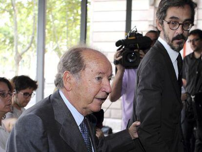 Josep Lluís Núñez arriba a l'Audiència amb el seu advocat el 2011.