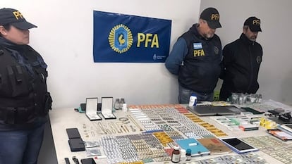 Dinero y otros objetos incautados a la secta en Buenos Aires, Argentina