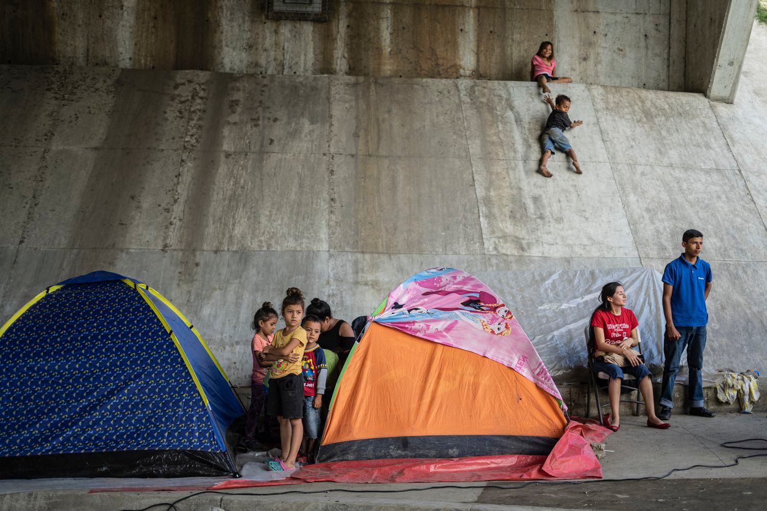 Cientos de personas se refugiaron bajo del puente Chamelecón en San Pedro Sula. 