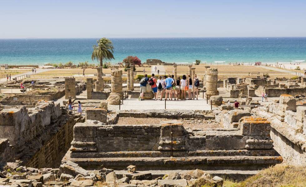 Ruinas de Baelo Claudia, frente a la playa de Bolonia, en Tarifa (Cádiz).