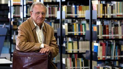 El neurólogo Joaquín Fuster, en la biblioteca de la Universidad Pompeu Fabra de Barcelona en 2007