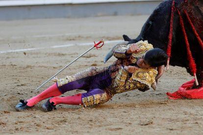 Francisco de Manuel fue aparatosamente volteado por su primer novillo.