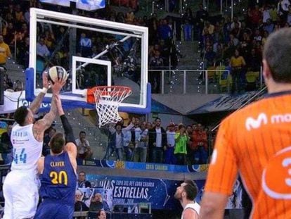 Falta de Claver a Taylor en la &uacute;ltima jugada de la final de Copa