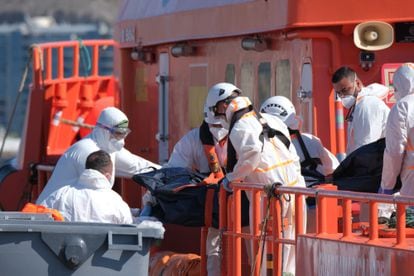 El personal de emergencias desembarcaba en el puerto de Arguineguín el único cadáver que pudo recuperar la Guardamar 'Calíope' del naufragio en el que desaparecieron 26 personas el 26 de abril. 
