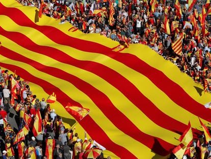 À frente da manifestação marcharam a ministra de Previdência, Dolors Montserrat; o líder do PPC, Xavier García Albiol; o delegado do Governo, Enric Millo; o presidente do Cidadãos, Albert Rivera, e a líder da Catalunha, Inês Arrimadas, bem como o primeiro secretário do PSC, Miquel Iceta, junto a outros dirigentes socialistas, como Carmen Calvo. Também esteve presente o ex-ministro do Interior Jorge Fernández Díaz.