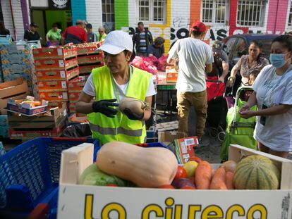 Reparto de alimentos a personas necesitadas en Madrid por parte de la asociación Red de Apoyo Mutuo Aluche.