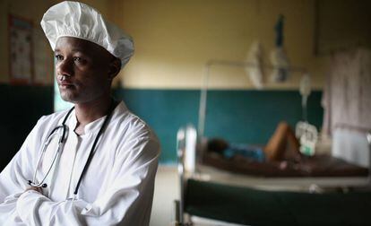 Retrato del doctor Abdoul Gadiri Diallo en el centro de salud Flamboyants de Guinea Conakry.