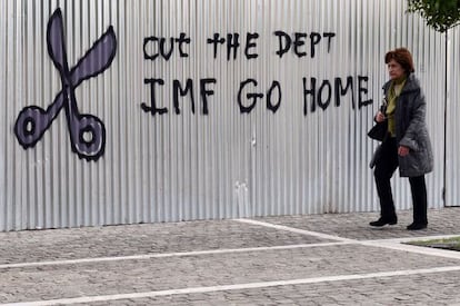 Pintada en una calle de Atenas contra el FMI y a favor de reducir la deuda.
