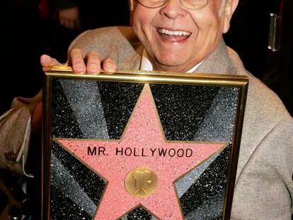 Johnny Grant sonríe al celebrar su 82 cumpleaños en 2005.