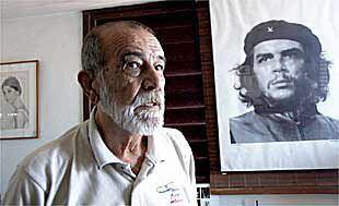 Alberto Korda, junto a la imagen del Che Guevara que le hizo famoso.