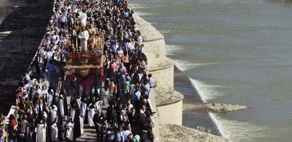 <b>DOMINGO DE RAMOS. Córdoba.</b> Procesión de la Hermandad y Cofradía de Nuestro Padre Jesús del Amor a su paso por el puente romano de Córdoba.