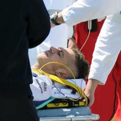 El piloto Valentino Rossi es evacuado en camilla