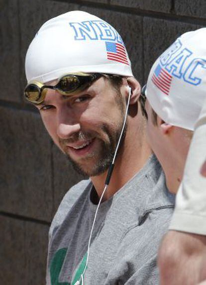 Michael Phelps escuchando música antes de competir en Arizona.