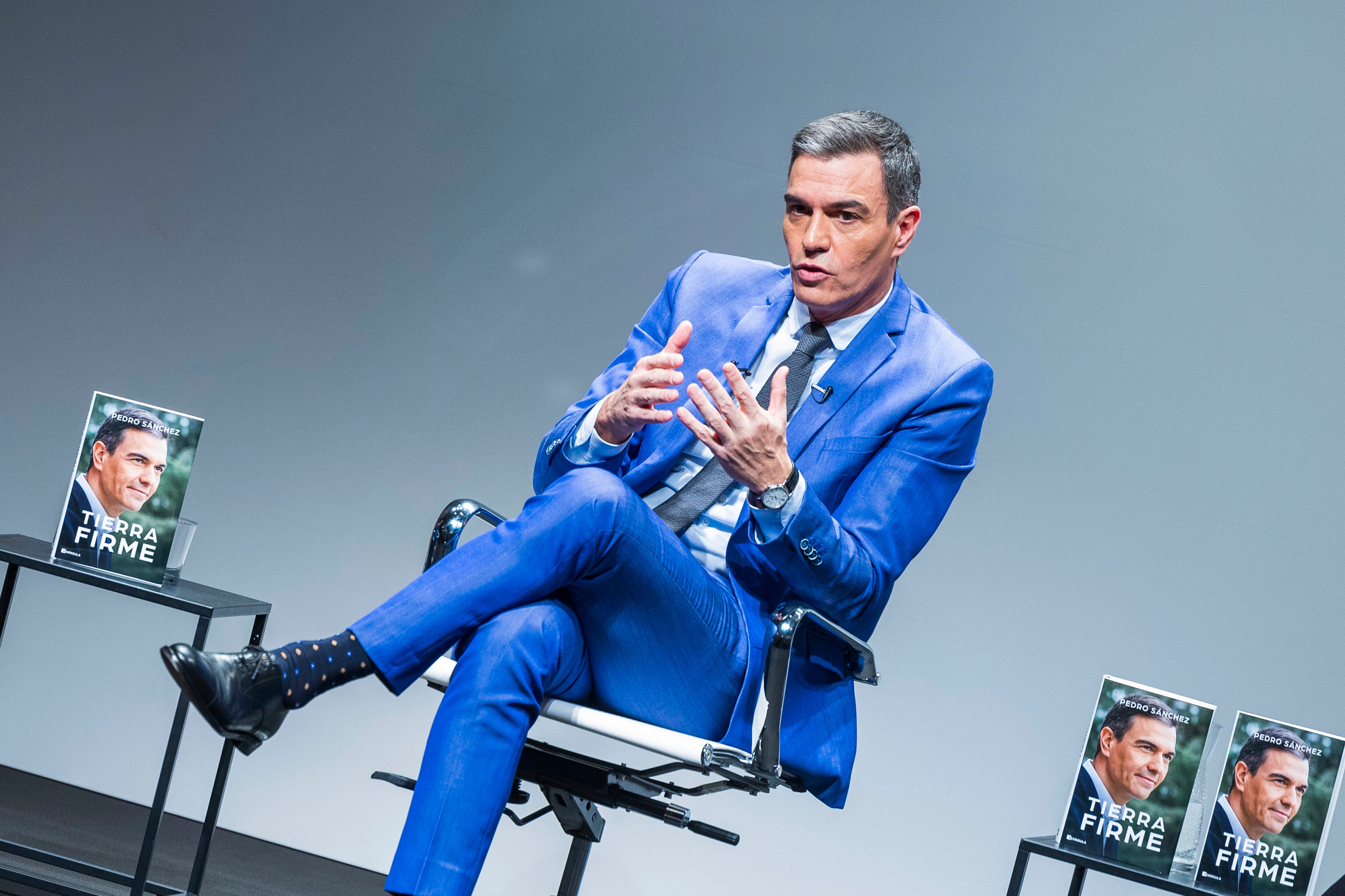 El presidente del Gobierno, Pedro Sánchez, presenta su libro 'Tierra Firme'.