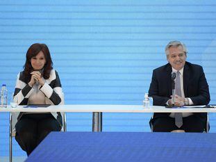 La vicepresidenta, Cristina Fernández, junto a Alberto Fernández, en una conferencia de prensa en agosto de 2020.