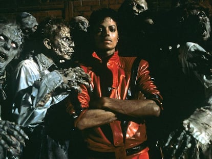 En la imagen, Michael Jackson rodeado de muertos vivientes en el videoclip de 'Thriller'.