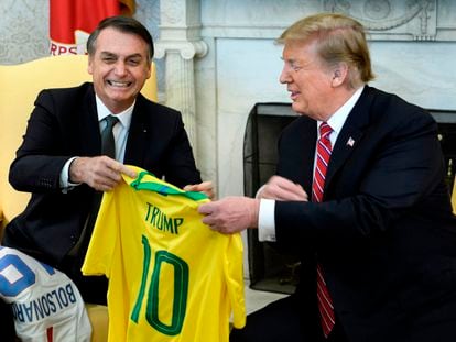 Los entonces presidentes de Brasil y de EE UU, Jair Bolsonaro y Donald Trump, con las camisetas de los equipos de fútbol de sus países, en la Casa Blanca (Washington DC) el 19 de marzo de 2019.
