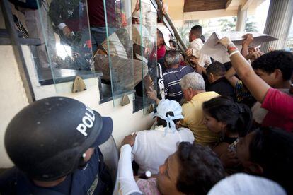 Seguidores del expresidente de Honduras y diputado del parlamento Manuel Zelaya durante la manifestación en la planta baja del Parlamento en Tegucigalpa (Honduras).