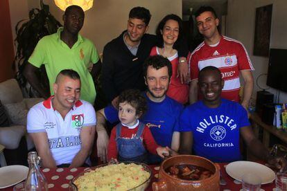 Cuca Sánchez y Roberto Borda (en el centro, con su hija), con inmigrantes que alojan o han alojado en su casa