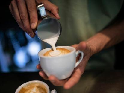 Jacopo Colombo sirve un café con leche en La Vereda Bar de Barcelona.