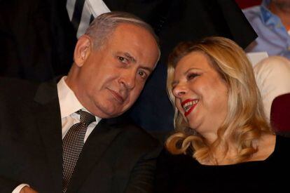 El primer ministro israelí, Benjamín Netanyahu, con su esposa, Sara, en un acto oficial.