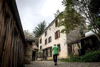 Vista frontal de la casa donde vivió el exjefe de ETA Josu Ternera en Ordas, en los Pirineos franceses.