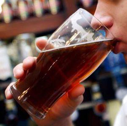 Los bebedores de cerveza en Estados Unidos gastan cada año por lo menos 80.000 millones de dólares en esa bebida y, según los datos del gobierno, la marca Bud Light, de Anheuser Busch, es la más bebida en el país. EFE/Archivo