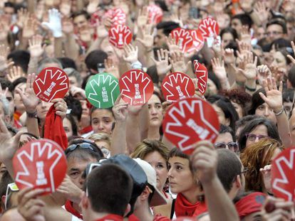 Miles de personas muestras sus manos en alto durante la concentraci&oacute;n en la Plaza del Ayuntamiento de Pamplona contra la agresi&oacute;n sexual de la joven.