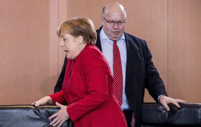 La canciller alemana, Angela Merkel (i), se cruza con su ministro de la Cancillería, Peter Altmaier, antes de una reunión del gabinete de Gobierno en Berlín, Alemania, hoy, 27 de abril de 2016.