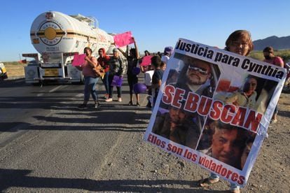 Mujeres protestan, el 12 de mayo de 2022, por la violación de Cynthia a manos de empleados de la CFE, en Ciudad Juárez, Chihuahua. 