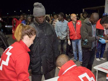 Trabajadores de la Cruz Roja reciben en el puerto de Motril (Granada) a un grupo de migrantes.
