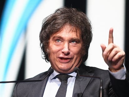 El candidato presidencial argentino Javier Milei, del partido La Libertad Avanza, habla durante el acto de cierre de su campaña electoral.