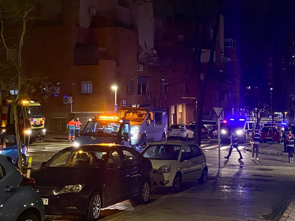 La grúa retira la furgoneta en la que fue asesinada una mujer este lunes en Puente de Vallecas.