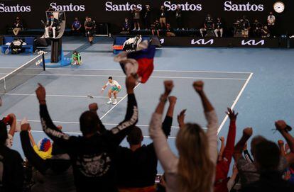 Djokovic celebra su victoria ante Medvedev. El serbio comentó que cada día quiere más la pista Rod Laver Arena, durante su discurso en la ceremonia final del Abierto de Australia.