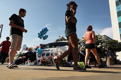 Veicnos de Dallas, en el centro, cerca de donde se dio el tiroteo el jueves.