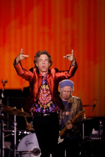 Jagger y al fondo, Keith Richards.