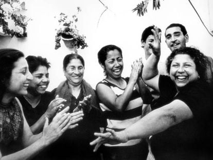 Bernarda (segunda por la izquierda) y Fernanda (cuarta) de Utrera de fiesta en Sevilla en 1969.