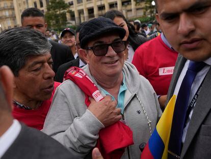 Rodrigo Londoño, también conocido como Timochenko, último jefe de las FARC, camina fuera de la Casa de Nariño en una de las marchas a favor de las reformas de Gustavo Petro, el 14 de febrero.